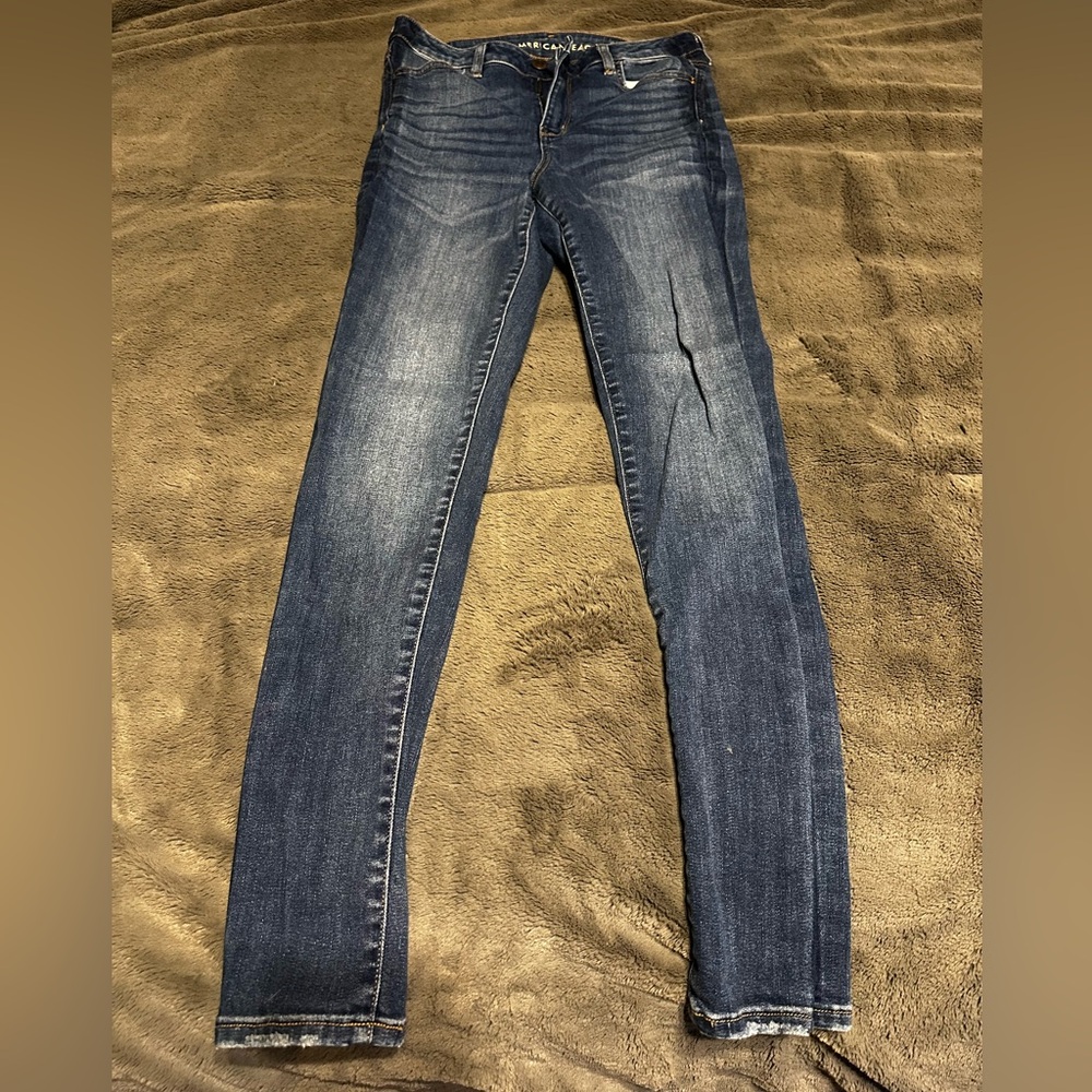 AE SUPER HIGH RISE JEGGING darker denim jeans